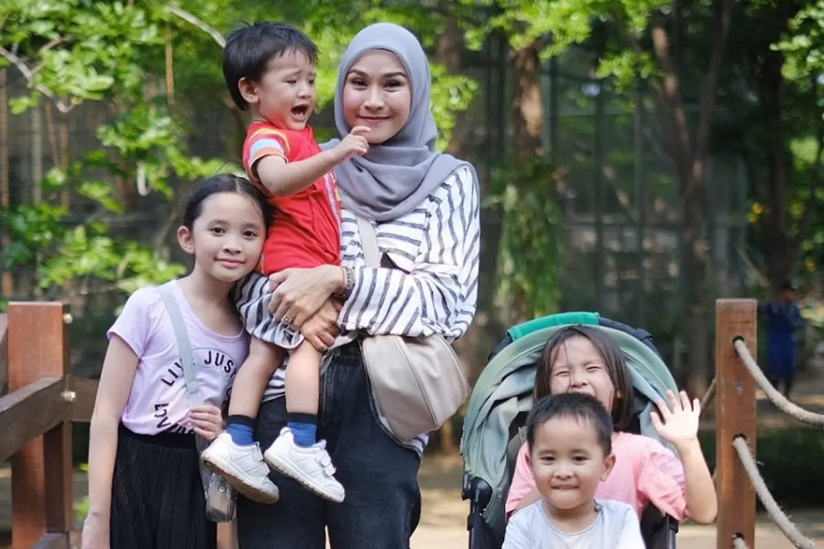 Zaskia Adya Mecca bersama anak-anaknya. (Foto: Dok. Instagram @zaskiadyamecca)