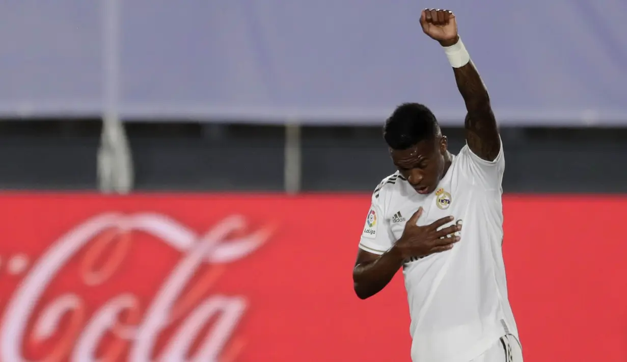 Pemain Real Madrid, Vinicius Junior, melakukan selebrasi usai membobol gawang Real Mallorca pada laga La Liga di Stadion Alfredo Di Stefano, Kamis (25/6/2020). Real Madrid menang 2-0 atas Real Mallorca. (AP/Bernat Armangue)