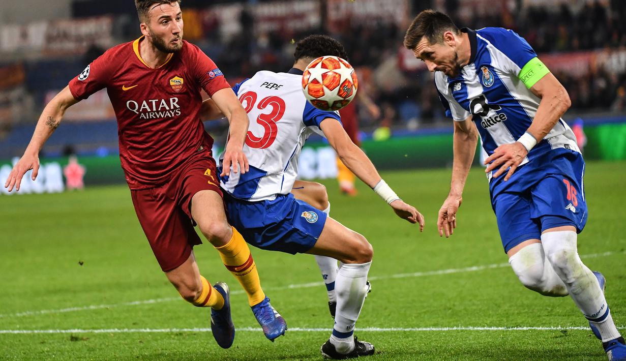 Aksi gelandang AS Roma, Bryan Cristante pada leg 1, 16 besar Liga Champions yang berlangsung di stadion Olimpico, Roma, Rabu (13/2). AS Roma menang 2-1 atas FC Porto. (AFP/ Alberto Pizzoli)