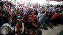Warga menunggu dibukanya acara Open House Sultan HB X di Bangsal Kepatihan, Yogyakarta, Senin (11/7). Warga yang hadir diperkirakan mencapai ribuan orang. (Liputan6.com/Boy Harjanto)