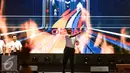 Mendikbud Anies Baswedan memukul bola badminton sebagai tanda pembukaan kontingen Olimpiade Olahraga Siswa Nasional (O2SN) di Jakarta, Senin (25/7). (Liputan6.com/Faizal Fanani)