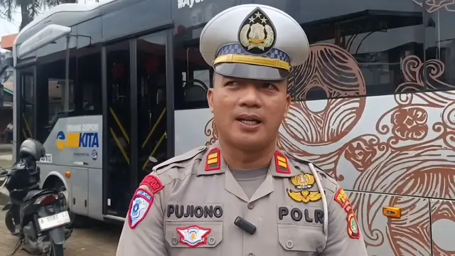 Ps Kanit Gakkum Satlantas Polres Metro Depok, Iptu Pujiono saat menjelaskan laka lantas hingga menyebabkan pengendara motor tewas di Jalan Raya Siliwangi, Depok.