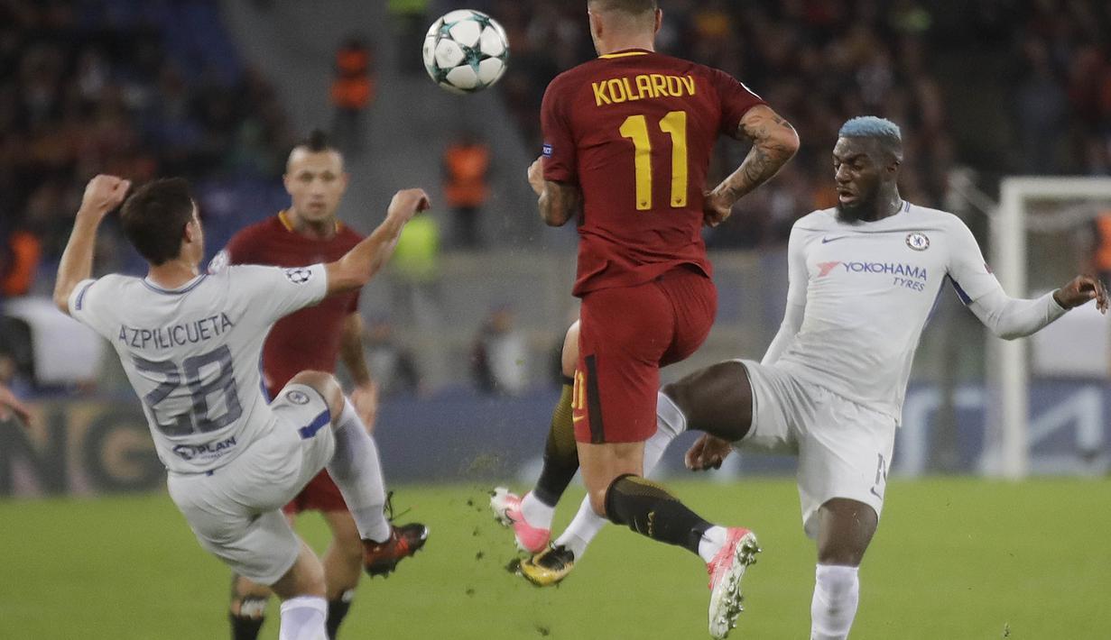 Gelandang Chelsea, Tiemoue Bakayoko, berebut bola dengan bek AS Roma, Aleksandar Kolarov, pada laga Liga Champions di Stadion Olimpico, Roma, Selasa (31/10/2017). Roma menang 3-0 atas Chelsea. (AP/Alessandra Tarantino)