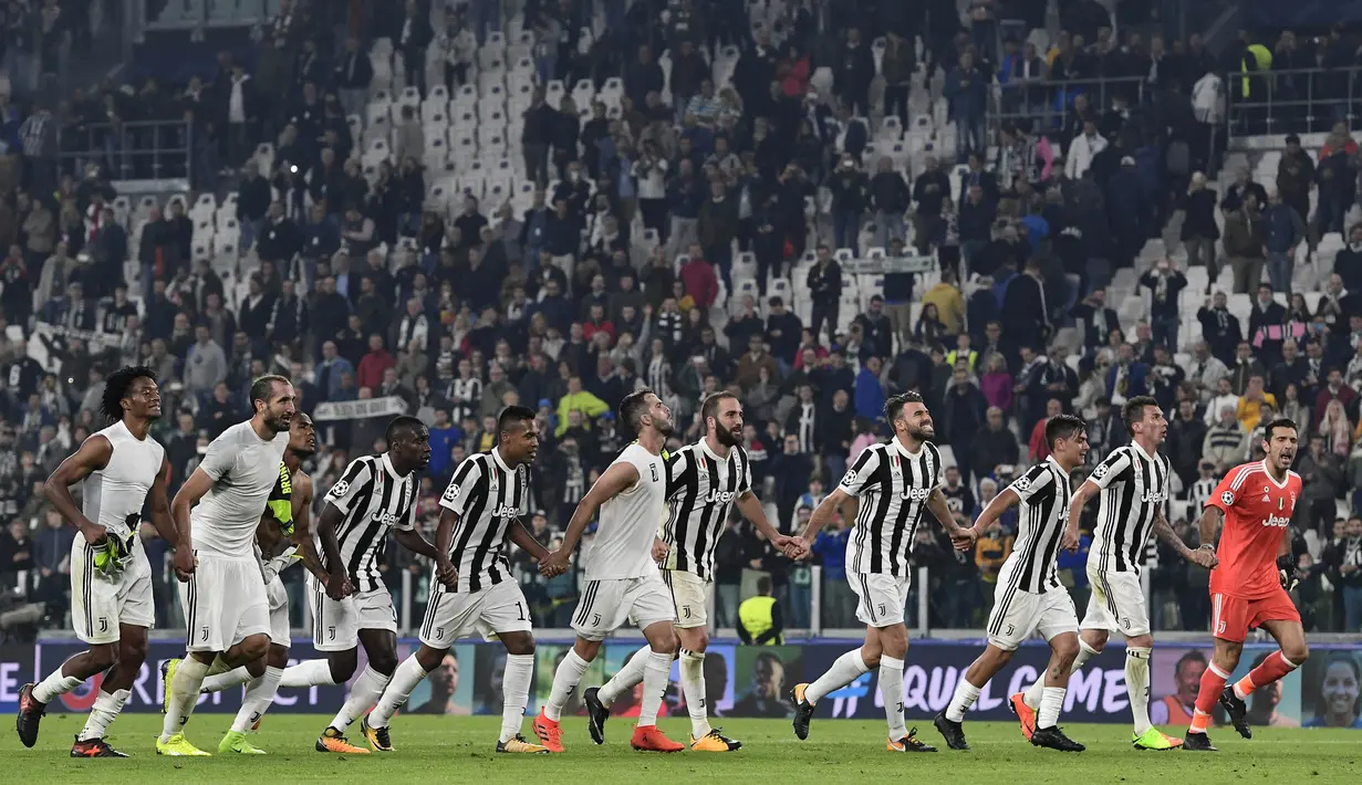 Para pemain Juventus merayakan kemenangan atas Sporting Lisbon pada laga Liga Champions di Stadion Allianz, Turin, Rabu (18/10/2017). Juventus menang 2-1 atas Sporting. (AFP/Miguel Medina)