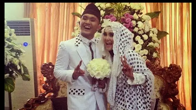 6 Artis Brondong Ini Menikahi Janda Cantik
