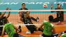 Tim voli duduk putra Indonesia saat menghadapi Iraq pada pertandingan Asian Para Games di GBK, Jakarta, Senin (8/10). Indonesia kalah tiga set langsung dari Iraq. (Merdeka.com/Imam Buhori)
