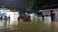 Basarnas mengevakuasi warga terdampak banjir di Kecamatan Jatinangor, Kabupaten Sumedang. (Dok. Basarnas)