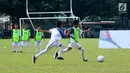 Anak-anak pra sejahtera mengikuti pelatihan sepak bola yang diselenggarkan YKK Holding Asia dan Real Madrid Foundation di Ciputat, Tangerang Selatan, Sabtu (7/10). Kegiatan yang menginjak tahun ketiga diikuti 288 anak. (Liputan6.com/Fery Pradolo)