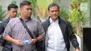 Dirut PT Petrokimia Gresik Rahmat Pribadi (kanan) tiba di Gedung KPK, Jakarta, Kamis (21/11/2019). Rahmat diperiksa sebagai saksi dalam kasus suap distribusi pupuk antara PT Pupuk Indonesia Logistik dan PT Humpuss Transportasi Kimia dengan tersangka Taufik Agustono. (merdeka.com/Dwi Narwoko)