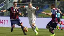 Pemain Roma, Radja Nainggolan (tengah) mencoba melewati hadangan dua pemain  Crotone pada lanjutan Serie A di Ezio Scida stadium, Crotone, Italy (12/2/2017).  AS Roma menang 2-0.  (AFP/Carlo Hermann)