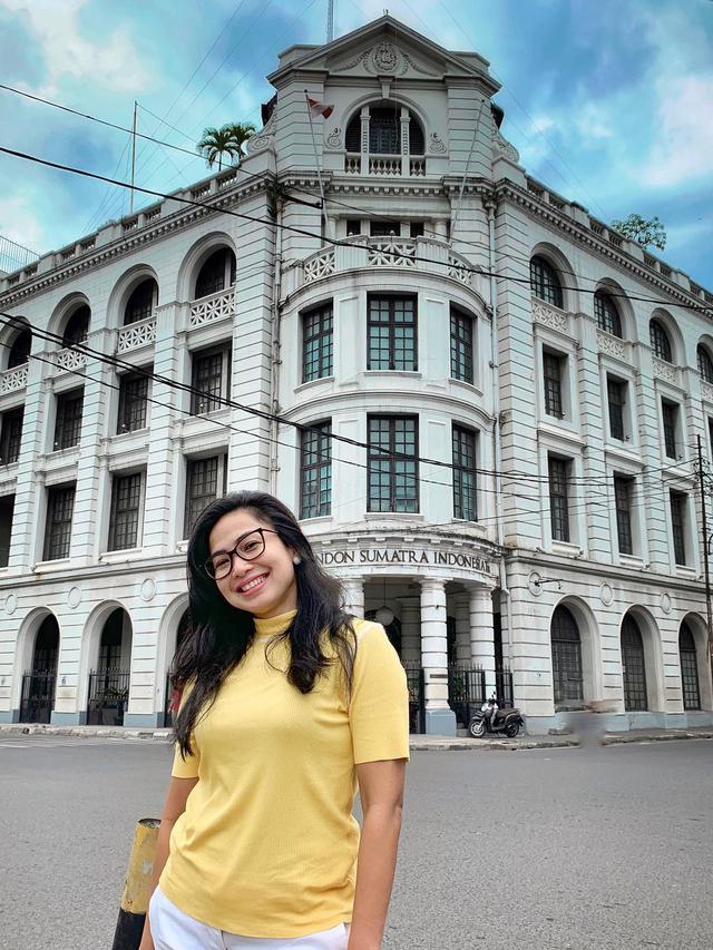 Pesona Feni Rose dengan Makeup Natural