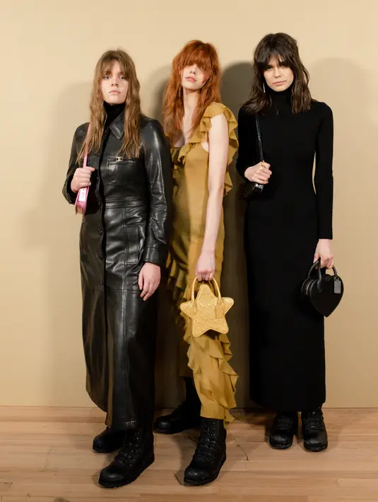 Rangkaian slip dress sifon sutra berwarna-warni secara alami diwarnai menggunakan tumbuhan kayu, safflower, dan marigold. Dirancang dengan praktik limbah minim, menggunakan potongan kain dari proses pemotongan pola sebagai hiasan. Koleksi ini juga memperkenalkan aksesori yang dibuat ulang dari potongan vintage. Foto: Document/Coach.