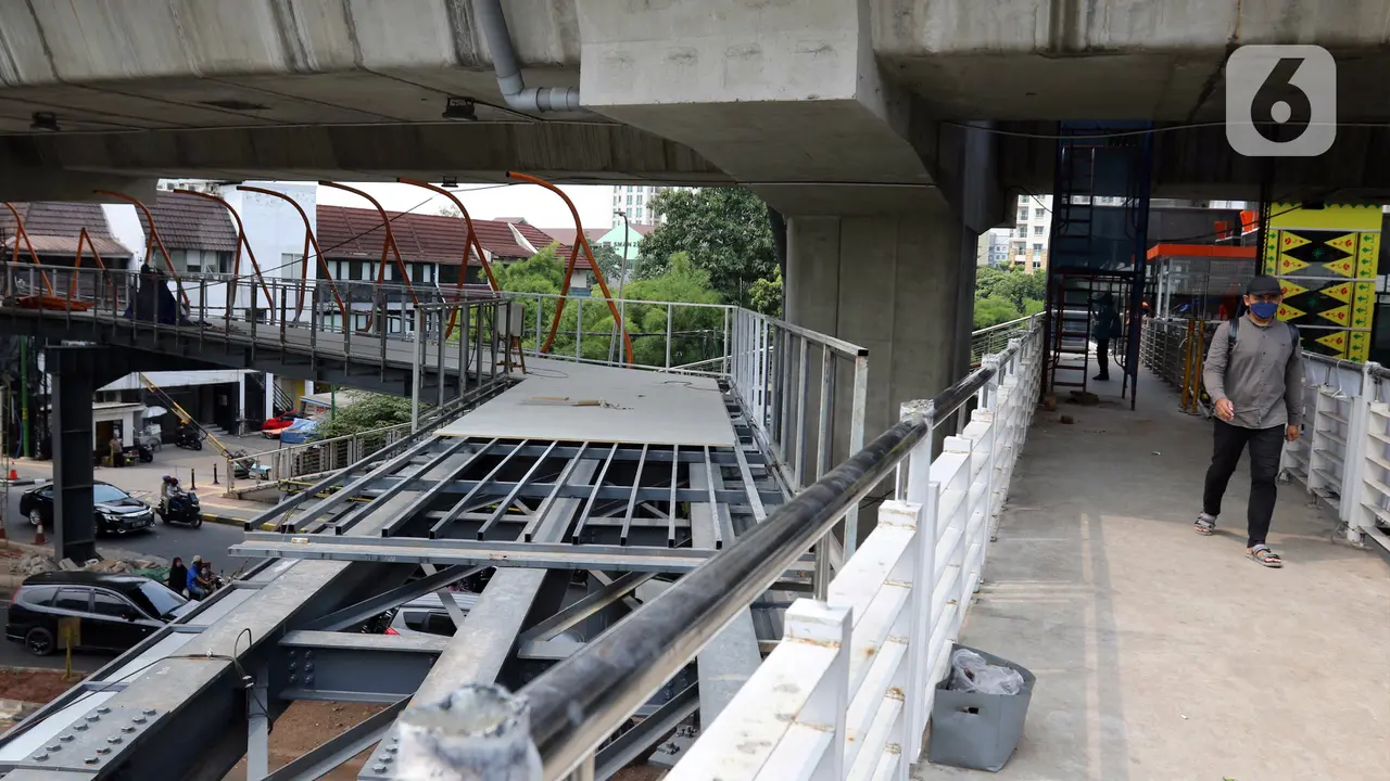 Melihat Pembangunan Skywalk Penghubung Stasiun dengan Halte di Kebayoran Lama