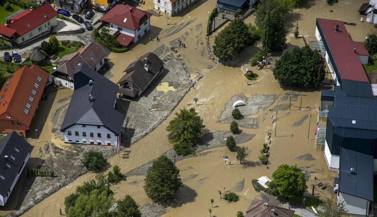 Layanan cuaca Slovenia mengatakan hujan selama sebulan turun dalam waktu kurang dari sehari. (AP Photo)