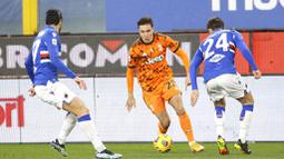 Pemain Juventus, Federico Chiesa, berusaha melewati pemain Sampdoria pada laga Liga Italia di Stadion Luigi Ferraris, Sabtu (30/1/2021). Juventus menang dengan skor 2-0. (Tano Pecoraro/LaPresse via AP)