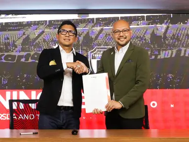 Direktur Persija Jakarta, Mohamad Prapanca (kiri) dan CEO Trengganu FC, Tuan Sheikh Farouk berjabat tangan menandai kerja sama antara Persija Jakarta dan Trengganu FC yang bertempat di Kantor Persija, Jakarta, pada Jumat (28/11/2025).