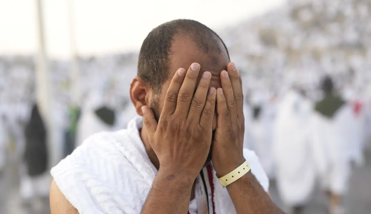 Lebih dari 1,5 juta orang berkumpul di Arafah untuk melaksanakan wukuf.  (AP Photo/Rafiq Maqbool)