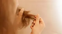 Kebiasaan berikut dapat membuat rambut rusak (Credit: Freepik/user18526052)