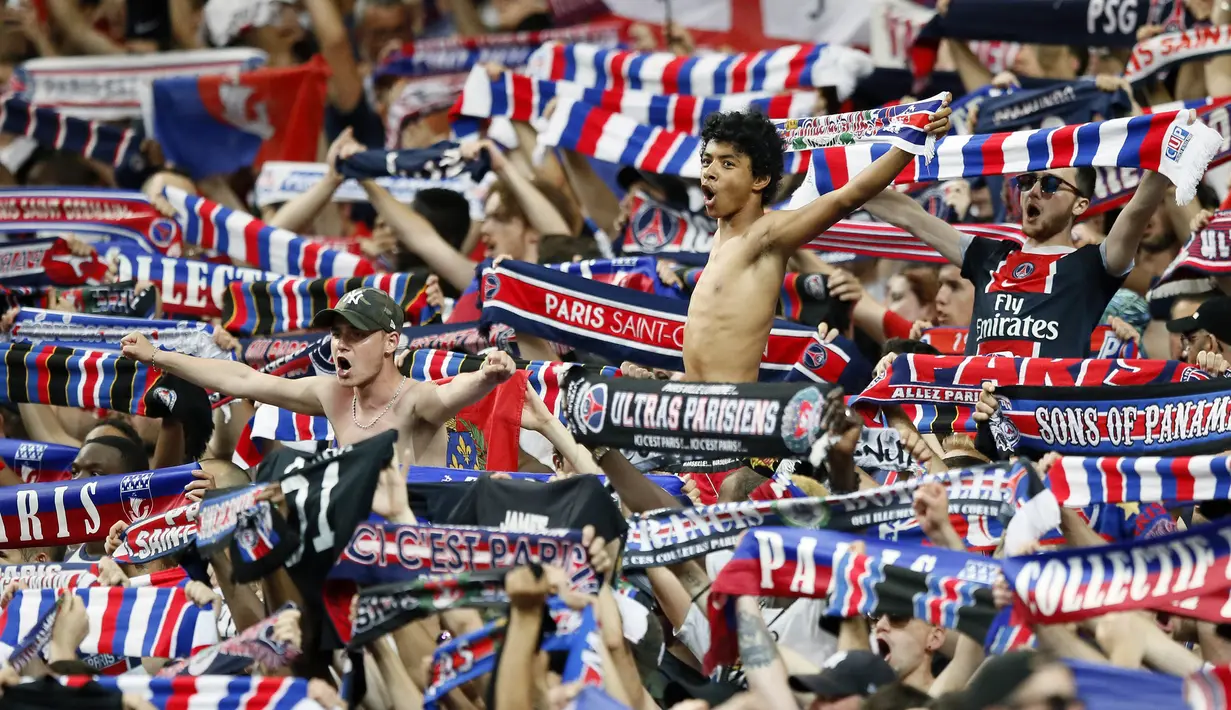 Suporter Paris Saint Germain (PSG) melakukan selebrasi usai tim kesayangannya meraih kemenangan atas Angers pada laga final Coupe de France, di Stade de France, Paris, Minggu (28/5/2017). PSG Menang 1-0. (EPA/Etienne Laurent)