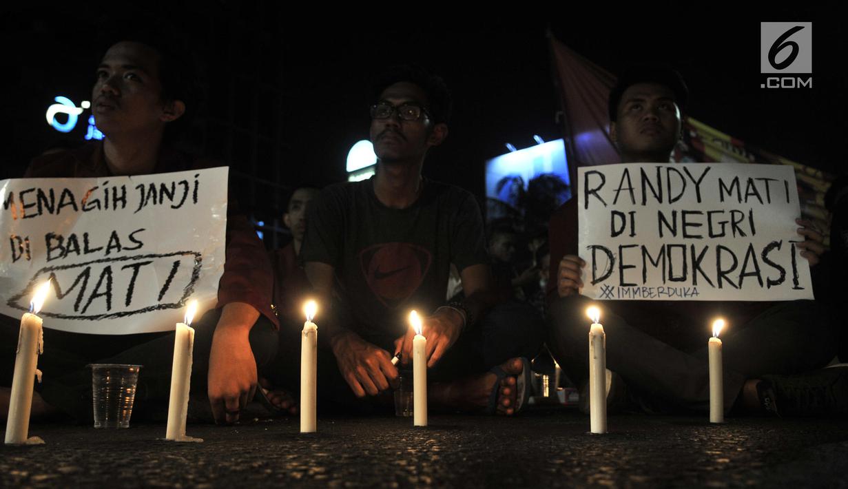 Mahasiswa Ikatan Mahasiswa Muhammadiyah (IMM) melakukan aksi solidaritas di depan Gedung Muhammadiyah, Jakarta, Kamis (26/9/2019). Aksi itu mendoakan almarhumah Randi, salah satu mahasiswa Universitas Haluoleo yang tewas saat dmeonstrasi di depan kantro DPRD Sulut. (merdeka.com/Iqbal S Nugroho)