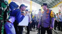 Kapolri saat di Terminal Purabaya meninjau kesiapan mudik 2024. (foto: humas polri)