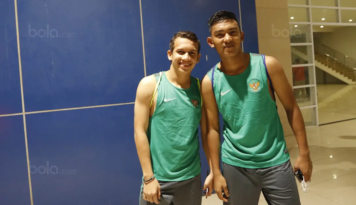 Bintang Timnas U-19, Egy Maulana Vikri dan Rafli Mursalim, usai mengikuti sesi latihan bersama Timnas U-23 di Stadion Wibawa Mukti, Cikarang, Selasa (14/11/2017). Timnas Indonesia U-23 akan bertanding melawan Suriah U-23.  (Bola.com/M Iqbal Ichsan)