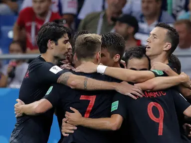 Para pemain Kroasia merayakan gol yang dicetak Ivan Perisic ke gawang Islandia pada laga grup D Piala Dunia di Rostov Arena, Rostov-on-Don, Selasa (26/6/2018). Kroasia menang 2-1 atas Islandia. (AP/Vadim Ghirda)