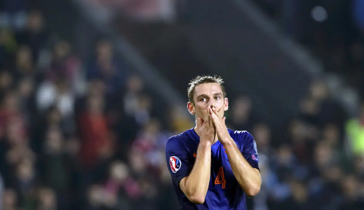 Ekspresi kekecewaan pemain belakang Timnas Belanda, Stefan de Vrij, usai dikalahkan Republik Ceko di laga kualifikasi Piala Eropa 2016 grup A di Generali Arena Praha, (9/9/2014). (REUTERS/David W Cerny)