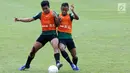 Pemain Timnas Indonesia U-22, Nurhidayat berebut bola dengan Dallen Doke saat berlatih di Stadion Madya, Jakarta, Kamis(24/1). Latihan ini digelar untuk menghadapi Piala AFF U-22. (Bola.com/Yoppy Renato)