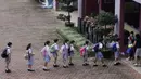 Para murid mengantre untuk memasuki sekolah dasar (SD) di Hong Kong, China, pada 29 September 2020. Penyebaran COVID-19 di Hong Kong telah menurun signifikan berkat respons antiepidemi yang cepat dan dukungan kuat dari otoritas pusat. (Xinhua/Wang Shen)