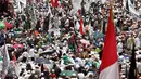 Ribuan massa yang tergabung dalam Forum Umat Islam (FUI) melakukan aksi damai 212 jilid 2 di depan Gedung Dewan Perwakilan Rakyat, Senayan, Jakarta, Selasa (21/2). (Liputan6.com/JohanTallo)