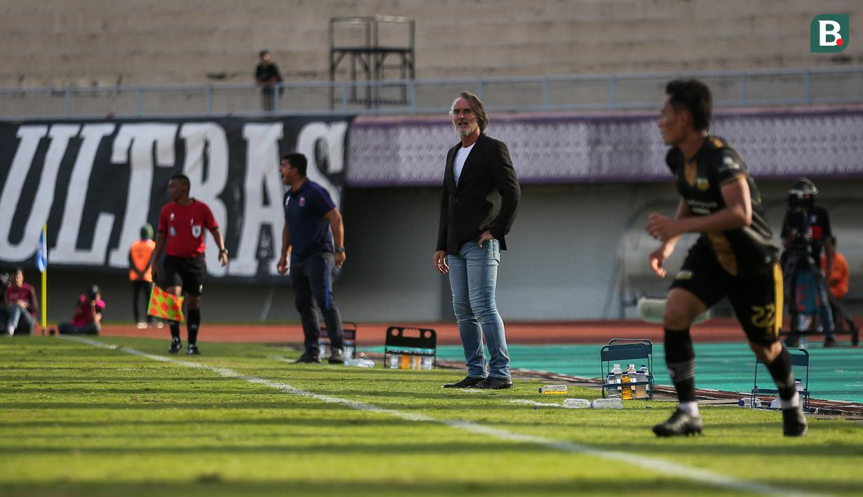 Pelatih kepala Dewa United FC, Jan Olde Riekerink saat menghdapi Persita Tangerang dalam laga pekan ke-20 BRI Liga 1 2022/2023 di Stadion Indomilk Arena, Tangerang, Minggu (22/1/2023). (Bola.com/Bagaskara Lazuardi)
