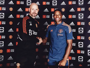 Manchester United (MU) akhirnya meresmikan perekrutan pemain pertama pada bursa transfer musim panas tahun 2022. Pelatih Setan Merah, Erik ten Hag, tampak hadir menemani sang pemain baru tersebut saat diperkenalkan. (Twitter Manchester United)