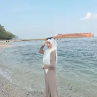 Larissa Chou tampil mengenakan dress panjang warna coklat dipadukan dengan kerudung putihnya. [@larissachou]