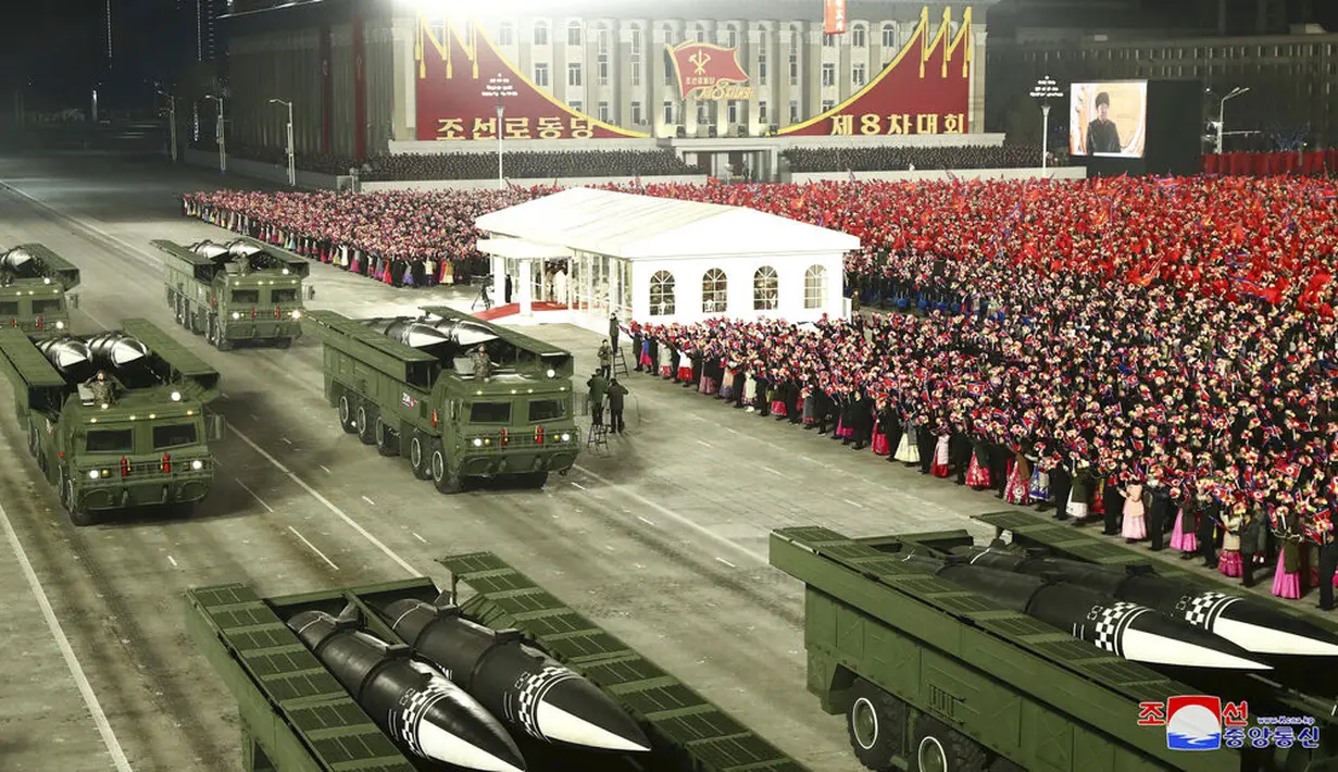 Rudal-rudal terlihat pada truk selama parade militer menandai kongres partai yang berkuasa di Lapangan Kim Il-sung, Pyongyang, Korea Utara, Kamis (14/1/2021). Wartawan independen tidak diberi akses untuk meliput acara ini. (Korean Central News Agency/Korea News Service via AP)