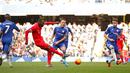 Pemain Liverpool, Christian Benteke, menembak bola yang berujung gol ketiga ke gawang Chelsea dalam laga Liga Premier Inggris di Stadion Stamford Bridge, London, Sabtu (31/10/2015). (Action Images via Reuters/John Sibley)
