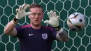 Kiper Inggris, Jordan Pickford berusaha menangkap bola saat sesi latihan menjelang laga final Euro 2024 melawan Spanyol di Blankenhain, Jerman, Sabtu (13/07/2024) WIB. (AFP/Adrian Dennis)