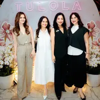 Sementara itu, Cut Tary mengenakan setelan warna beige, dengan atasan vest crop top dan celana panjangnya. Dipadukan tank top putih sebagai inner. [@cuttaryofficial]