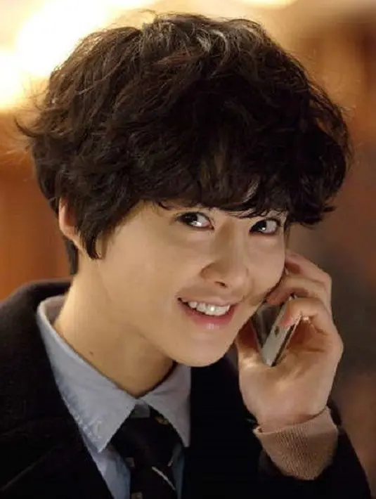 Gaya rambut Lee Si Young di Wild Romance benar-benar sangat aneh. Masih banyak pilihan model rambut yang pantas untuk seorang bodyguard, akan tetapi mengapa model rambut ini yang dipilih. (Foto: soompi.com)