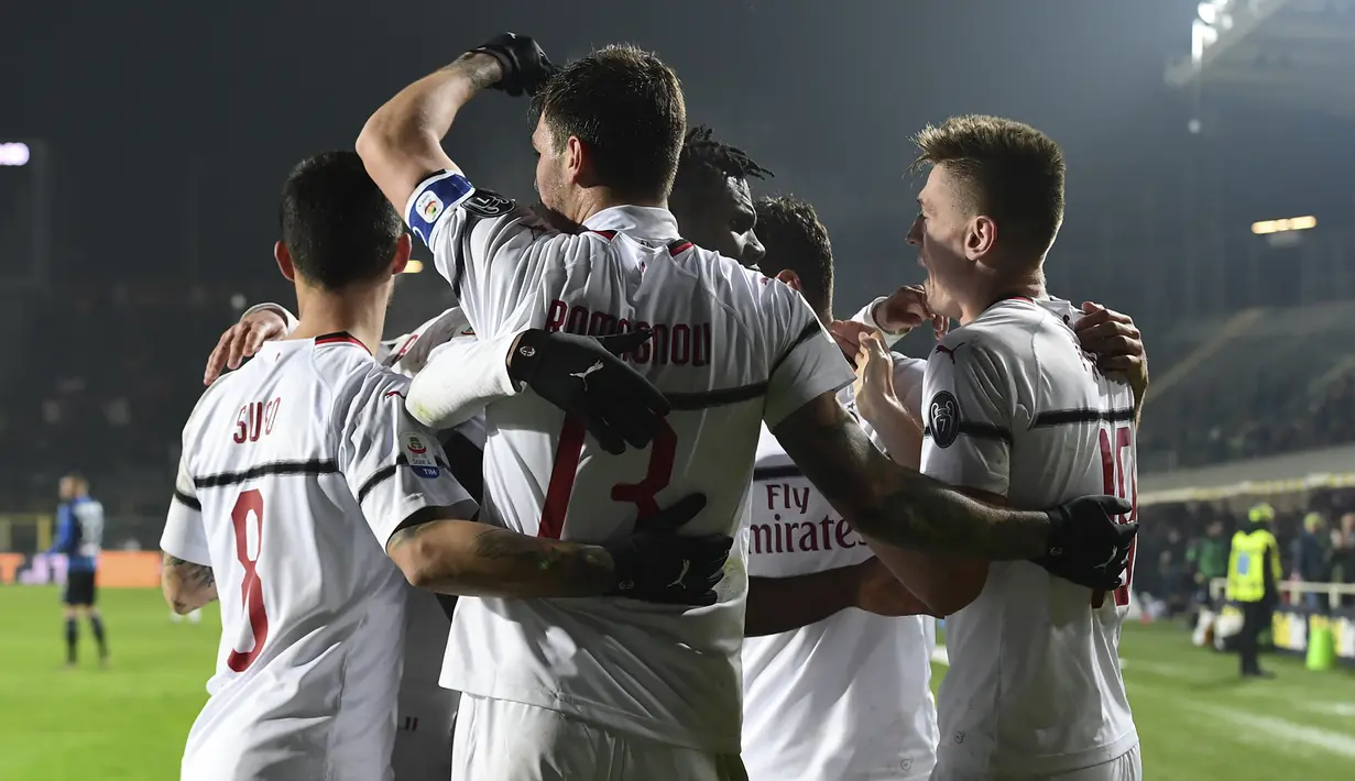 Para pemain AC Milan merayakan gol yang dicetak Krzysztof Piatek, ke gawang Atalanta pada laga Serie A di Stadion Atleti Azzurri d'Italia di Bergamo, Sabtu (16/2). Atalanta kalah 1-3 dari Milan. (AFP/Miguel Medina)