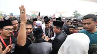 Bakal calon presiden (bacapres) 2024 dari PDIP, Ganjar Pranowo menyambangi Masjid Agung Banten di Jalan Raya Banten, Kasemen, Kota Serang, Provinsi Banten, Minggu (28/5/2024).
