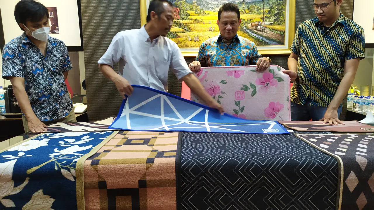 Penjualan karpet di masa pandemi Covid-19 mulai meningkat. (Dian Kurniawan/Liputan6.com)