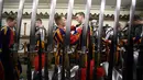 Pasukan Pengawal Swiss berdandan sebelum menghadiri upacara tahunan di Kota Vatikan (6/5). Swiss Guard adalah pasukan yang berasal dari Swiss namun mengabdikan diri kepada negara lain. (AFP/Filippo Monteforte)