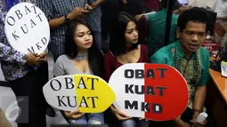Sejumlah orang dari IP Watch saat menyambangi MKD DPR RI, di Jakarta, Kamis (24/11). Kedatangan mereka untuk memberikan dukungan kepada MKD agar segera menyelesaikan kasus-kasus yang menyangkut ketua DPR. (Liputan6.com/Johan Tallo)
