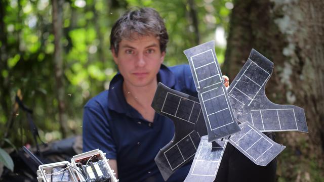 Pemasangan instalasi guardian di Sumbar. (Liputan6.com/ Dok KKI Warsi)