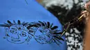 Pencantingan kain batik Betawi di rumah produksi Batik Seraci, Kampung Kebon Kelapa, Bekasi, Jawa Barat, Selasa (2/10). Batik Seraci memiliki motif khas seperti ondel-ondel, tari topeng, ikan gabus, teratai, hingga mangrove. (Merdeka.com/Iqbal Nugroho)