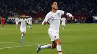 Striker Portugal, Cristiano Ronaldo, merayakan gol yang dicetaknya ke gawang Serbia pada laga Kualifikasi Piala Eropa 2020 di Belgrade, Sabtu (7/9). Serbia kalah 2-4 dari Portugal. (AFP/Pedja Milosavljevic)