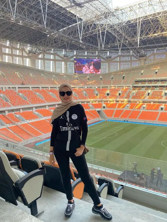 "Speechless aku tuh pas main voli ada yang panggil 'tante' gakpapa umur boleh tua tapi semangat mah tetep muda donk," tulisnya di akun Instagramnya, mayamaula9. (Instagram/mayamaula9)