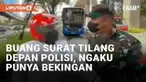 Seorang pemotor ditindak polisi lantaran masuk jalur bus Transjakarta atau busway. Usai diberi surat tilang polisi di Jl. Gatot Subroto, Mampang Prapatan, Jakarta Selatan, pemotor itu marah. Ia membuang surat tilang di hadapan aparat yang berjaga di ...