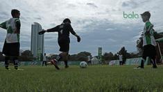 Anak-anak sekolah sedang melakukan pemanasan sebelum berlaga pada ajang MILO Football Championship 2018 di Lapangan Panahan GBK, Jakarta, (24/3/2018). Sekitar 128 Sekolah Dasar di Jakarta ikut ambil bagian pada ajang tersebut. (Bola.com/Nick Hanoatubun)